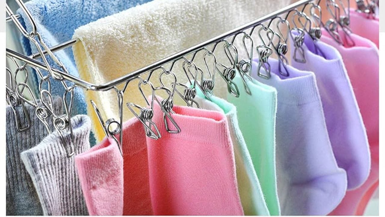 ઠંડા પાણી અને હળવા ડિટર્જન્ટનો ઉપયોગ કરો: જ્યારે લોકો સામાન્ય રીતે સામાન્ય પાણીમાં કપડાં ધોતા હોય છે, ત્યારે સુતરાઉ કપડાં ઠંડા પાણીમાં ધોવા જોઈએ. હાર્ડ રાસાયણિક ડિટર્જન્ટને બદલે હળવા પ્રવાહી ડિટર્જન્ટનો ઉપયોગ કરો. સૌથી અગત્યનું ધોતી વખતે સુતરાઉ કપડાંને અંદરથી બહાર રાખો. આ કપડાંને તેમની ચમક ગુમાવતા, રંગ ઝાંખો પડતા અને ફેબ્રિકની ગુણવત્તા જાળવી રાખતા અટકાવે છે.
