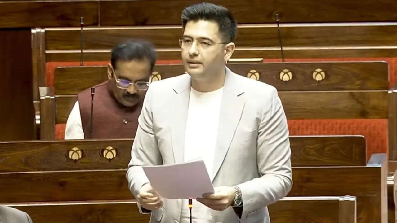 રાઘવ ચઢ્ઢાની ગણતરી આમ આદમી પાર્ટીના અગ્રણી નેતાઓમાં થતી હતી. દિલ્હીમાં જન્મેલા અને વ્યવસાયે ચાર્ટર્ડ એકાઉન્ટન્ટ, રાઘવ ચઢ્ઢા રાજકારણમાં પગ મૂકતા પહેલા કોર્પોરેટ ક્ષેત્રમાં કામ કરતા હતા. તેમણે દિલ્હીની આમ આદમી પાર્ટીની સરકારમાં નાણામંત્રીના સલાહકાર તરીકે સેવા આપી હતી. વધુમાં, તેમણે દિલ્હી જળ બોર્ડ ના ઉપાધ્યક્ષ તરીકે સેવા આપી હતી. 2020 માં, તેઓ દિલ્હીના રાજેન્દ્ર નગર મતવિસ્તારમાંથી ધારાસભ્ય તરીકે ચૂંટાયા હતા. ત્યારબાદ, 2022 માં, તેઓ પંજાબનું પ્રતિનિધિત્વ કરતા રાજ્યસભાના સાંસદ બન્યા હતા.
