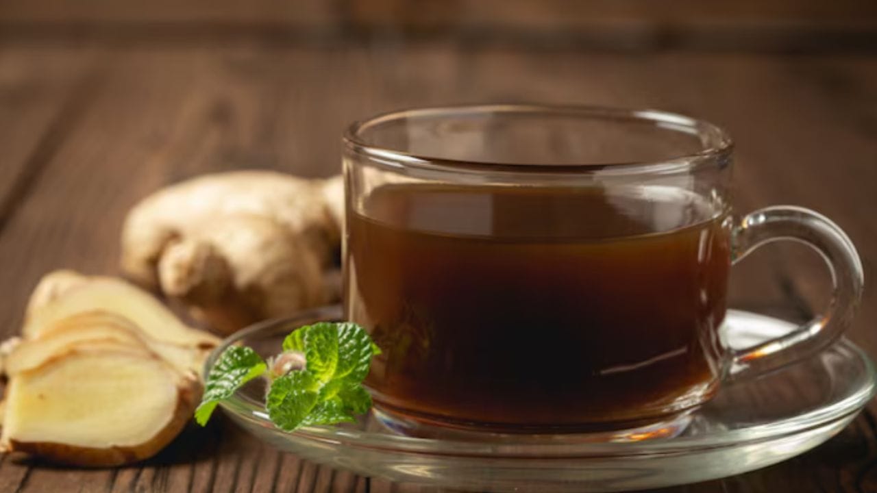 નિષ્ણાતોના મતે, રોજ સવારે આદુવાળી ચા પીવાથી સ્વાસ્થ સુધરે છે.