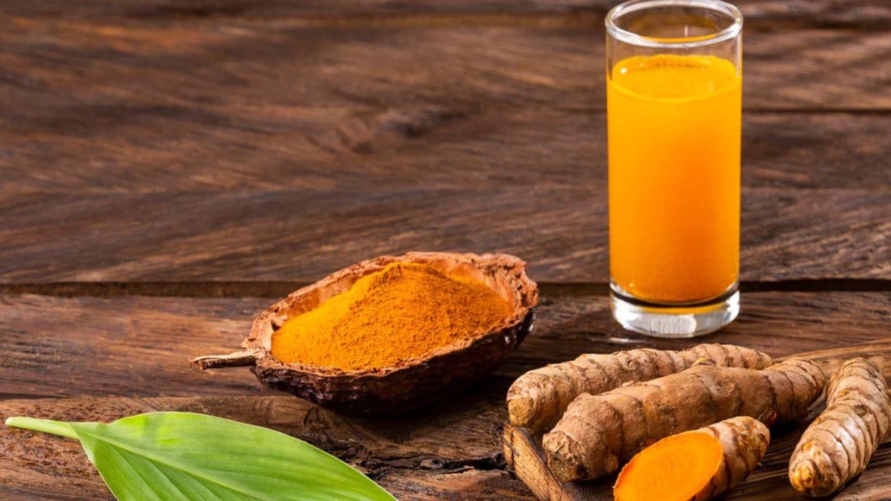 હળદરનો ઉપયોગ : દાંતના દુખાવાની સારવાર માટે પણ હળદરનો ઉપયોગ કરી શકાય છે. હળદરમાં થોડું પાણી પેસ્ટ બનાવો. આ પેસ્ટને દુખાતા દાંત પર લગાવો, તેને થોડીવાર માટે રહેવા દો, અને પછી તેને ધોઈ નાખો. આ પદ્ધતિ દાંતના દુખાવાને ઘટાડવામાં મદદ કરે છે અને સાથે સાથે તમારા દાંતને સંપૂર્ણ રીતે સાફ પણ કરે છે.(ફોટો ક્રેડિટ-whisk AI)