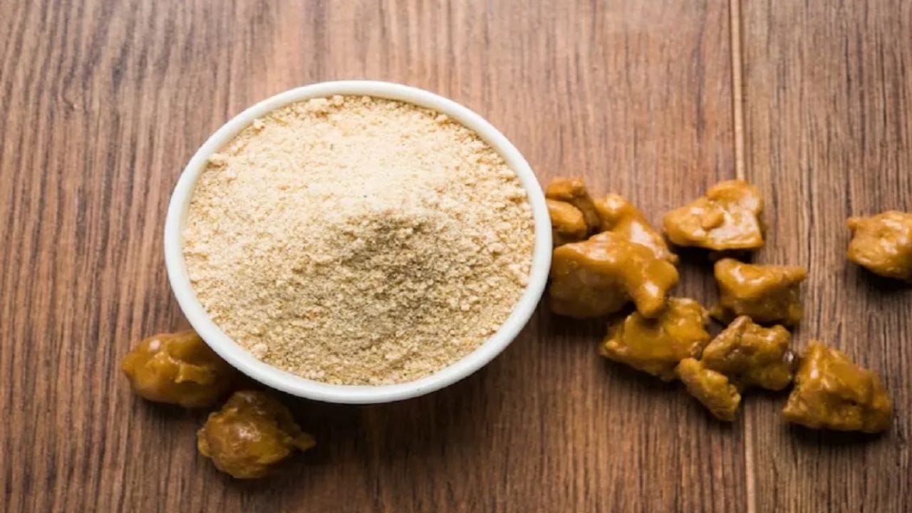 હિંગથી પણ રાહત થશે: દુખતા દાંત પર હિંગ લગાવવું એ બીજો અસરકારક ઉપાય છે. લીંબુના રસમાં એક ચપટી હિંગ ભેળવીને આ મિશ્રણને દુખાતા દાંત પર લગાવો. આનાથી દુખાવો અને સોજો બંને ઓછો થાય છે, જેનાથી ખૂબ જ જરૂરી રાહત મળે છે.(ફોટો ક્રેડિટ-whisk AI)