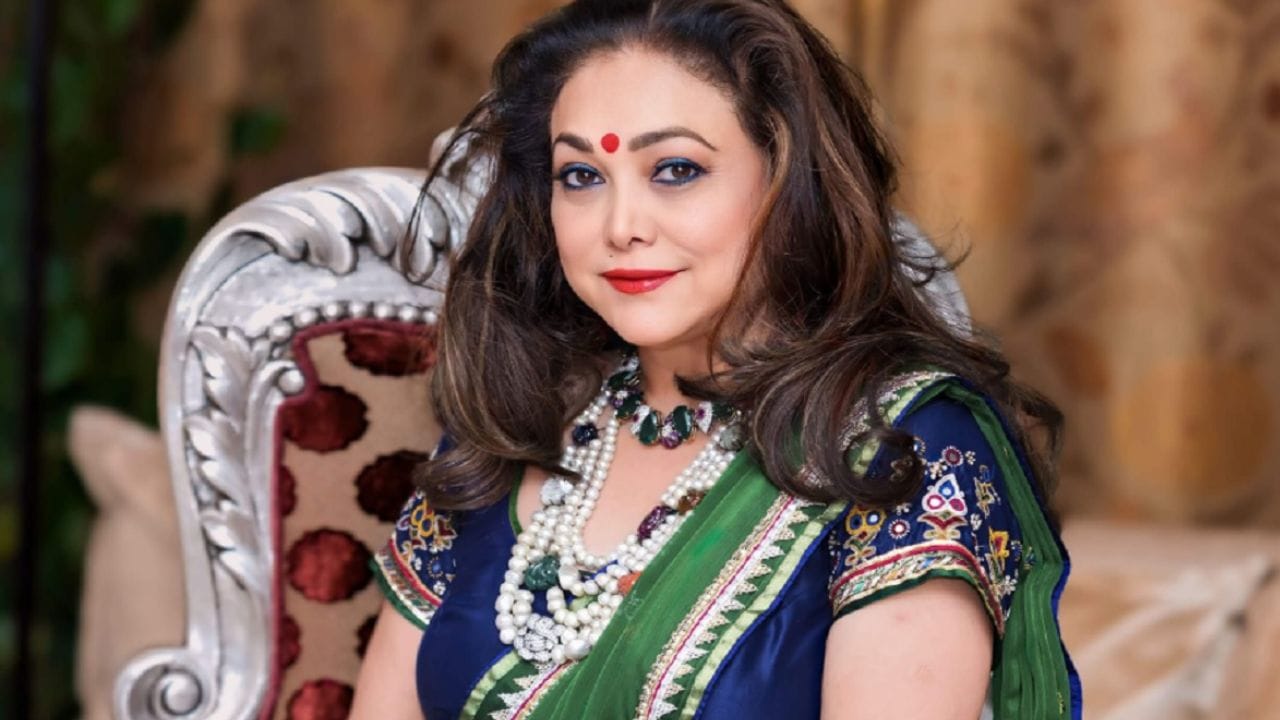  ભૂતપૂર્વ અભિનેત્રી અને ઉદ્યોગપતિ અનિલ અંબાણીની પત્ની પર દુ:ખોનો પહાડ તૂટી પડ્યો છે. તેણીએ તેની મોટી બહેન, ઝરણાનું મૃત્યું થતા આખા અંબાણી પરિવારમાં માતમ છવાયો છે. આંસુ ભરેલી આંખો સાથે તેની બહેનને યાદ કરતાં, ટીનાએ ઇન્સ્ટાગ્રામ પર એક ભાવનાત્મક પોસ્ટ શેર કરી, જેમાં તેણીએ તેની બહેન વિશે પ્રેમથી યાદ કર્યું અને તેના આત્માને શાંતિ મળે તે માટે પ્રાર્થના કરી છે. (ફોટો ક્રેડિટ-Google)