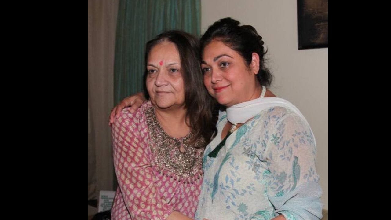 તે અમારા બ્રહ્માંડનો તેજસ્વી ચહેરો હતી, અને તેની હાજરી હંમેશા પ્રેમથી ભરેલી હતી. તેણીની કૃપા, ઉર્જા અને હૂંફથી, તેણીએ આપણા બધા બહેનો, તેમજ અમારા બાળકો અને પૌત્રો માટે પ્રેરણા તરીકે સેવા આપી. તેણી બધા દ્વારા પ્રિય હતી. ઓમ શાંતિ, મારી જિયા. તમે અમારા જીવનમાં એક ખાલીપણું છોડી દીધું છે. તમારો પ્રેમ આવનારી પેઢીઓ માટે એક પ્રિય વારસો રહેશે." (ફોટો ક્રેડિટ-Google)