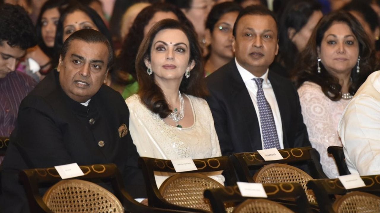 લગ્ન પછી, તેણીએ શોબિઝની દુનિયામાંથી નિવૃત્તિ લીધી. ટીનાએ 1991માં આવેલી ફિલ્મ જીગરવાલામાં સિલ્વર સ્ક્રીન પર પોતાનો છેલ્લો દેખાવ કર્યો હતો. તેણીએ 1991માં ઉદ્યોગપતિ અને રિલાયન્સ ગ્રુપના ચેરમેન અનિલ અંબાણી સાથે લગ્ન કર્યા હતા; આ દંપતીને બે બાળકો છે. ટીના અને અનિલની જોડીને તેમના ચાહકો તરફથી અપાર પ્રેમ મળે છે. (ફોટો ક્રેડિટ-Google)