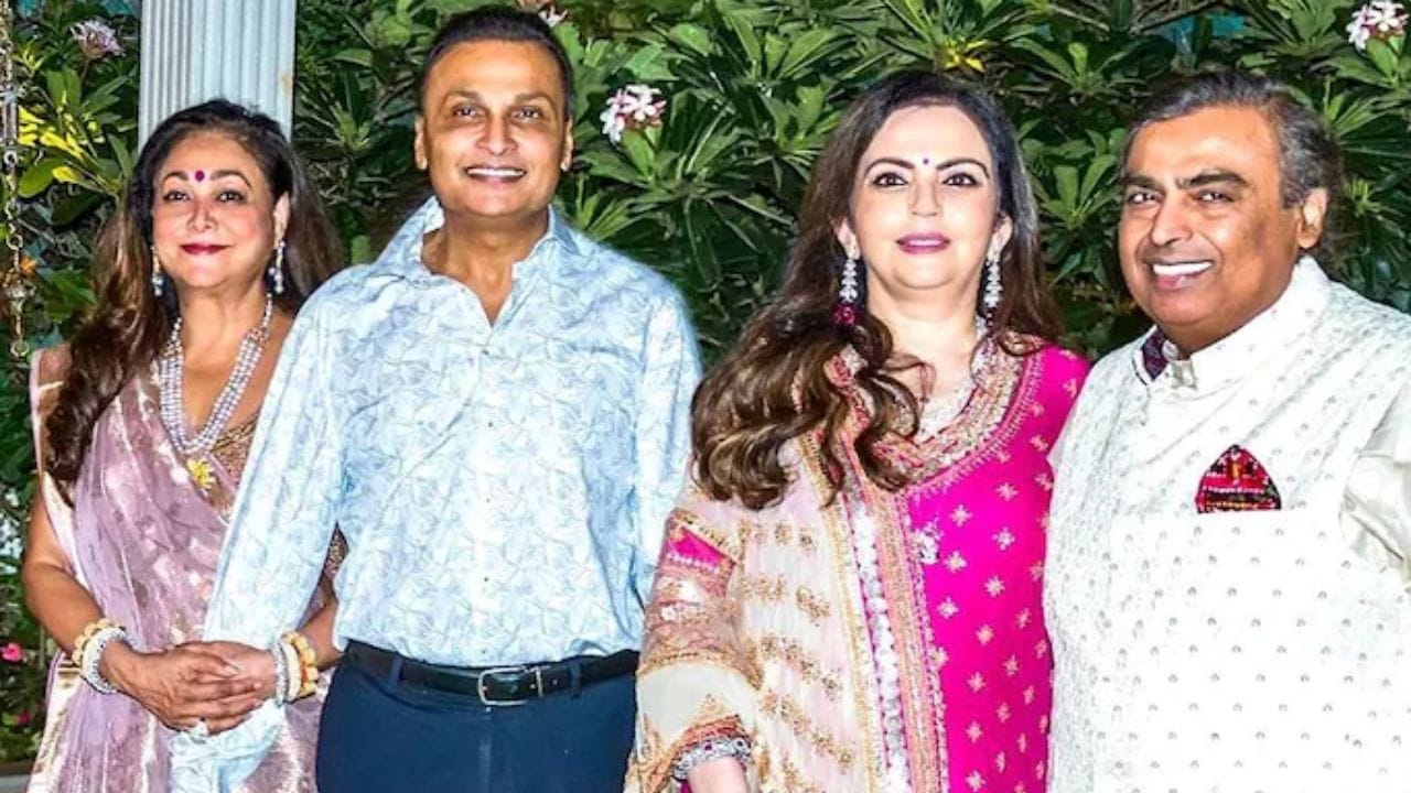 ટીનાના વ્યાવસાયિક જીવન વિશે વાત કરીએ તો, તે એક સમયે ફિલ્મ ઉદ્યોગમાં સક્રિય વ્યક્તિ હતી. તેણીએ બોલિવૂડના કેટલાક ટોચના કલાકારો સાથે કામ કર્યું હતું, 1978માં ફિલ્મ દેસ પરદેસ થી તેણીની સિનેમા યાત્રા શરૂ કરી હતી. તેણી કર્જ, આપ કે દીવાને, રોકી, પુકાર અને મુકદ્દર કા ફૈસલા જેવી જાણીતી ફિલ્મોમાં જોવા મળી હતી.  (ફોટો ક્રેડિટ-Google)