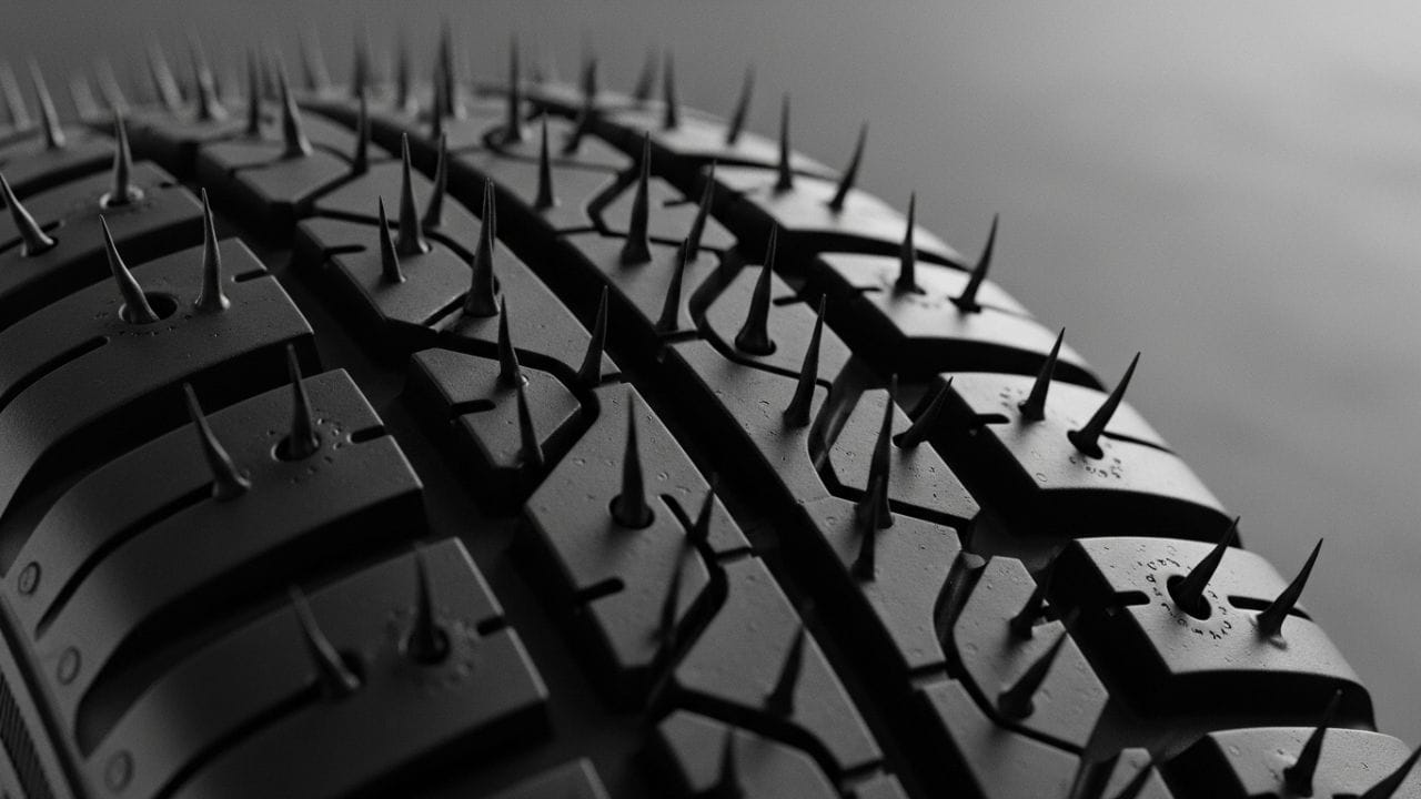 દબાણના કારણે રબર મોલ્ડમાં સર્વત્ર ફેલાઈ જાય છે અને અંદર ફસાયેલી હવા નાના છિદ્રો દ્વારા બહાર નીકળી જાય છે. આ હવામાં સાથે થોડું પીગળેલું રબર પણ બહાર આવે છે. પછી આ રબર ઠંડુ પડીને સખત બને છે અને ટાયરની સપાટી પર નાના કાંટા જેવા નિશાન તરીકે દેખાય છે, જેને " વેન્ટ સ્પાઇક્સ " કહેવામાં આવે છે. ( Credits: AI Generated )