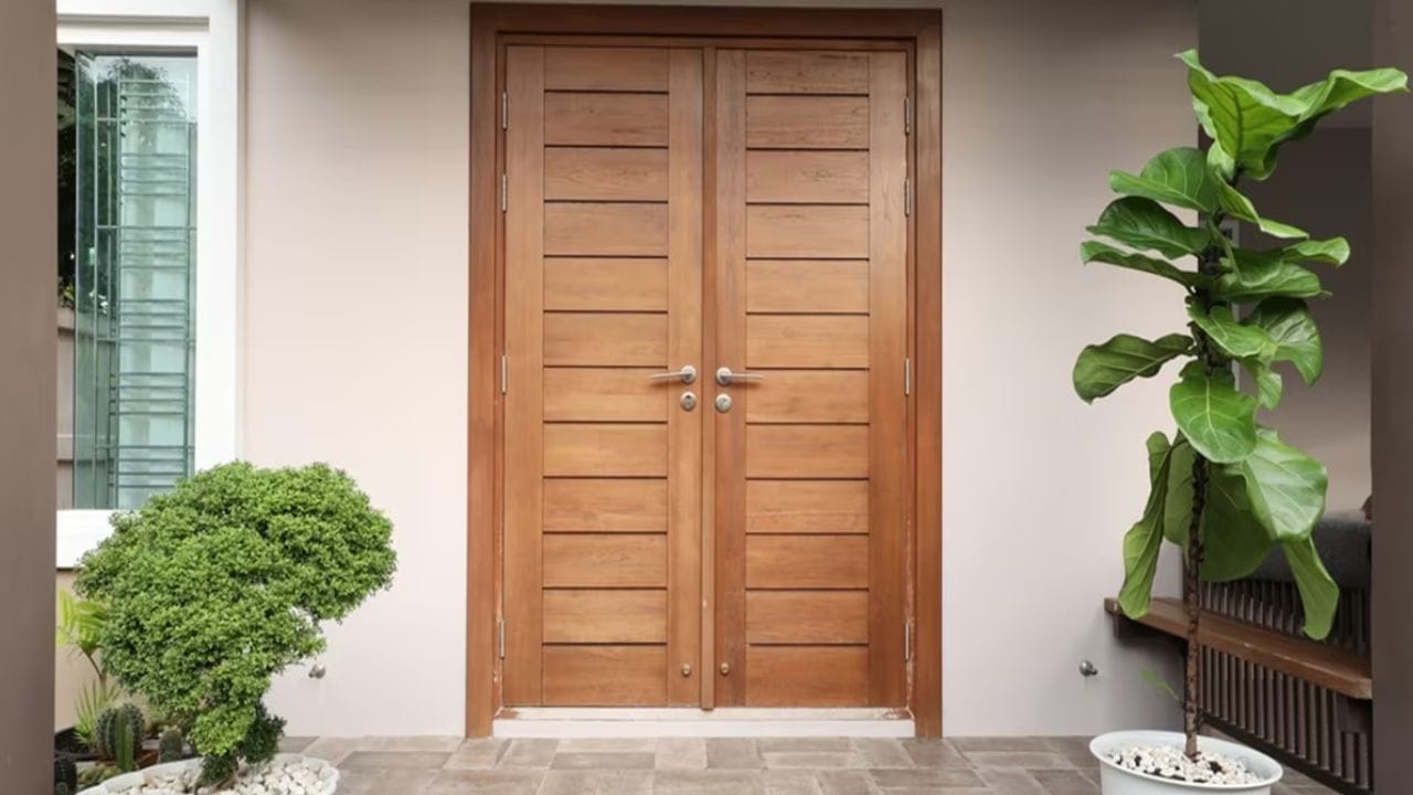 મુખ્ય પ્રવેશદ્વાર: વાસ્તુ શાસ્ત્રમાં, મુખ્ય પ્રવેશદ્વારનું સ્થાન ખૂબ જ મહત્વપૂર્ણ છે. તે પ્રવેશદ્વાર છે જેના દ્વારા સકારાત્મક ઉર્જા, સંપત્તિ અને સૌભાગ્ય ઘરમાં પ્રવેશ કરે છે. પરિણામે, જો તમે આ વિસ્તારમાં ગંદકી એકઠી થવા દો છો, તો તે નોંધપાત્ર વાસ્તુ ખામી તરફ દોરી શકે છે. (ફોટો ક્રેડિટ-AI)