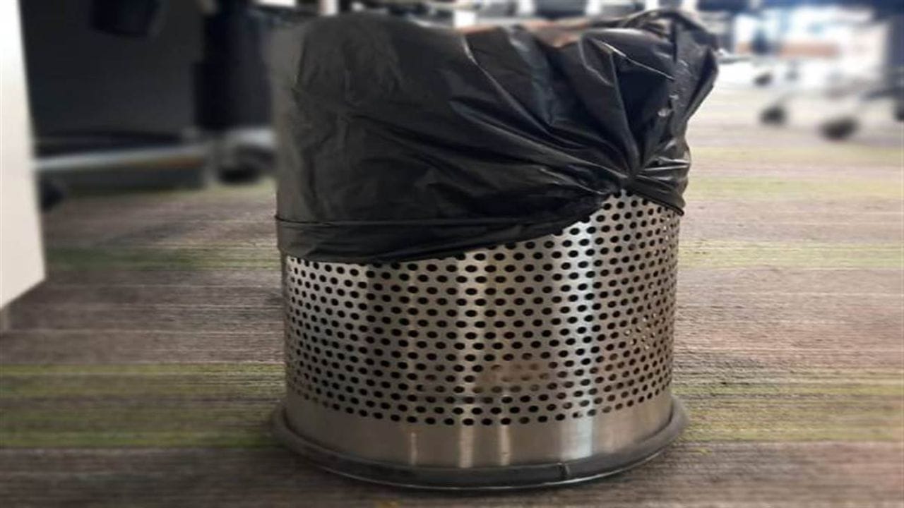 કચરાપેટી: સમસ્યાઓથી બચવા માટે, તમારા ઘરના મુખ્ય પ્રવેશદ્વારની સામે જ કચરાપેટી રાખવાનું ટાળો. વધુમાં, ખાતરી કરો કે ત્યાં કોઈ ગંદકી ન થાય. આ સાથે જ્યાં કચરાપેટી મુકો છો તેની આસપાસ પણ ગંદકી રાખવી ઘરમાં વાસ્તુ દોષનું કારણ બને છે.  આથી કચટાપેટીની આસપાસ સ્વચ્છતા જાળવી રાખો. (ફોટો ક્રેડિટ-AI)