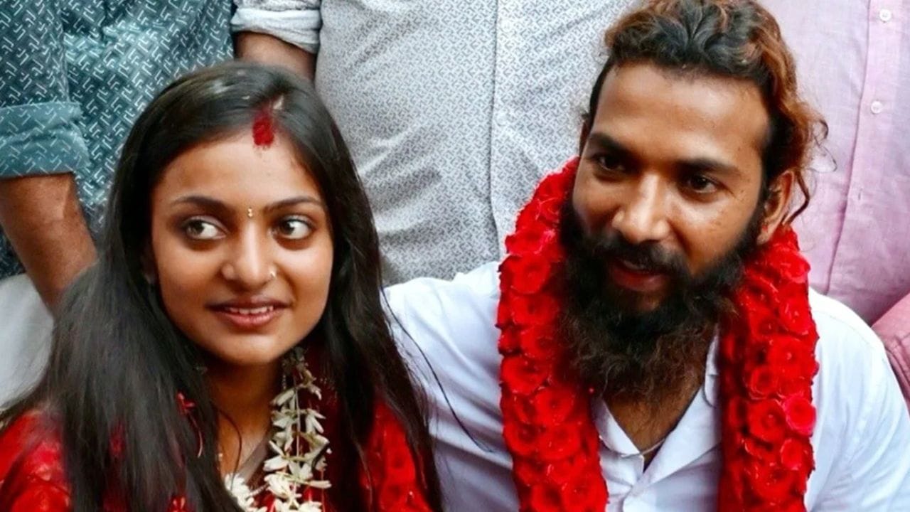 કેરળના નયનર દેવ મંદિરમાં તપાસ શરૂ થઈ હતી. તપાસ દરમિયાન, મંદિર વહીવટીતંત્રે જણાવ્યું કે મોનાલિસા અને ફરમાન વચ્ચેના લગ્ન તેમના આધાર કાર્ડમાં નોંધાયેલી ઉંમરના આધારે કરવામાં આવ્યા હતા. ત્યારબાદ લગ્ન કેરળના ગરીબ ગામમાં ગ્રામ પંચાયત કચેરીમાં નોંધણી કરાવવામાં આવ્યા હતા, જ્યાં મોનાલિસા વતી રજૂ કરાયેલ બનાવટી જન્મ પ્રમાણપત્ર નોંધણી માટે આધાર તરીકે સેવા આપતું હતું.(ફોટો ક્રેડિટ-Google)