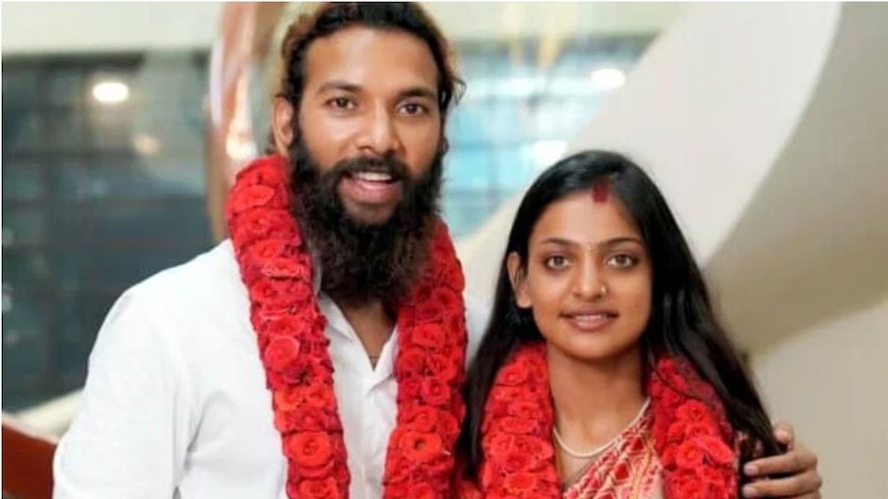 રાજકીય અને PFIનું કનેશન: એડવોકેટ પ્રથમ દુબેએ કમિશનને માહિતી આપી હતી કે કેરળના CPI-M નેતાઓની સક્રિય ભાગીદારી, PFI જેવા સંગઠનોની સંડોવણી, આ લગ્નમાં ગંભીર ચિંતાનો વિષય છે. ફરિયાદમાં સ્પષ્ટતા કરવામાં આવી હતી કે આ લગ્ન ફક્ત એક ખાનગી બાબત નહોતી, પરંતુ "લવ જેહાદ" ના અસ્તિત્વને નકારવાના હેતુથી વૈશ્વિક સ્તરે "ખોટી વાર્તા" રચવાનો વ્યૂહાત્મક પ્રયાસ હતો.(ફોટો ક્રેડિટ-Google)