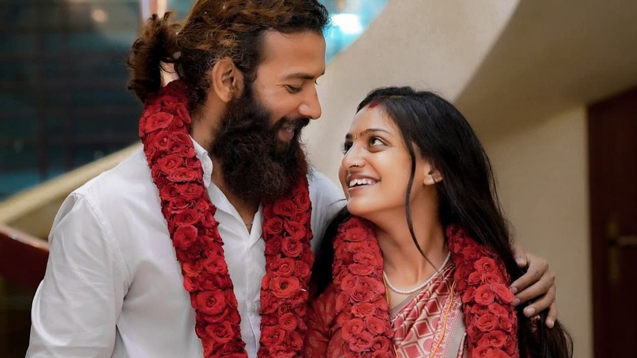 'વાયરલ ગર્લ' મોનાલિસા ભોંસલે અંગે એક સનસનાટીભર્યો ખુલાસો થયો છે. રાષ્ટ્રીય અનુસૂચિત જનજાતિ આયોગ (NCST) દ્વારા મોનાલિસા સગીર હોવાના દાવાઓની તપાસ બાદ આ કેસમાં ચોંકાવનારો વળાંક આવ્યો છે. તપાસમાં પુષ્ટિ મળી છે કે તે ખરેખર સગીર છે. આનાથી મોનાલિસા સાથે લગ્ન કરનાર ફરમાન ખાન માટે મોટી મુશ્કેલી ઊભી થઈ છે; ખરગોન જિલ્લાના મહેશ્વર પોલીસ સ્ટેશનમાં બાળકોના જાતીય ગુનાઓથી રક્ષણ (POCSO) કાયદા હેઠળ તેની સામે FIR નોંધવામાં આવી છે. (ફોટો ક્રેડિટ-Google)