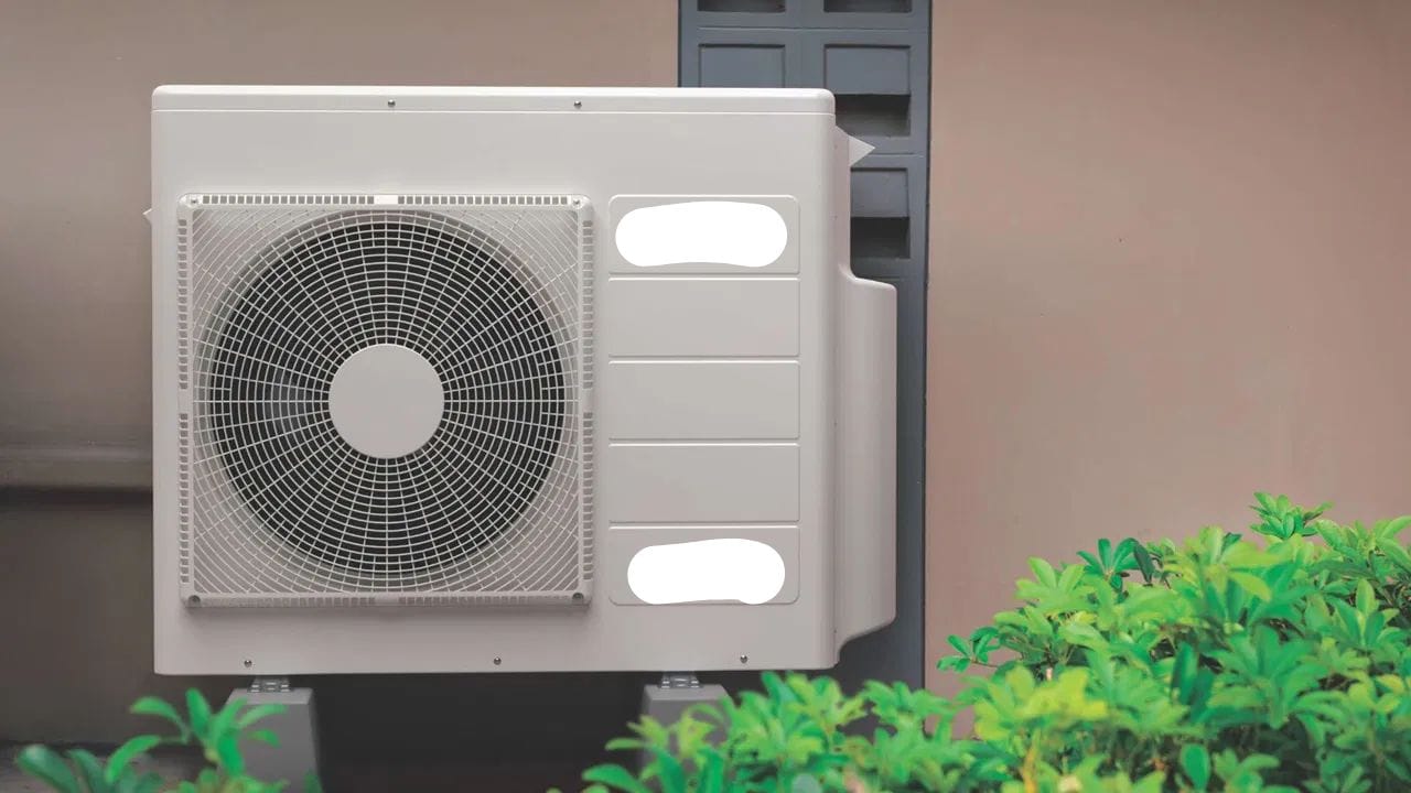 સીધો તડકો એટલે બિલમાં ભડકો: નિષ્ણાતોના મતે જો તમે તમારા એસીના આઉટડોર યુનિટને સીધા સૂર્યપ્રકાશમાં રાખ્યું છે, તો તમે જાણીજોઈને વીજળી કંપનીને વધુ પૈસા આપી રહ્યા છો. આઉટડોર યુનિટ ગરમ હવા બહાર કાઢવાનું કામ કરે છે, પણ જો તે પોતે જ તડકામાં તપતું હશે તો તેને બમણી મહેનત કરવી પડશે. પરિણામે કૂલિંગ ઓછું થશે અને યુનિટ જલ્દી ખરાબ થઈ જશે. હંમેશા છાંયડા વાળી જગ્યા જ પસંદ કરો.