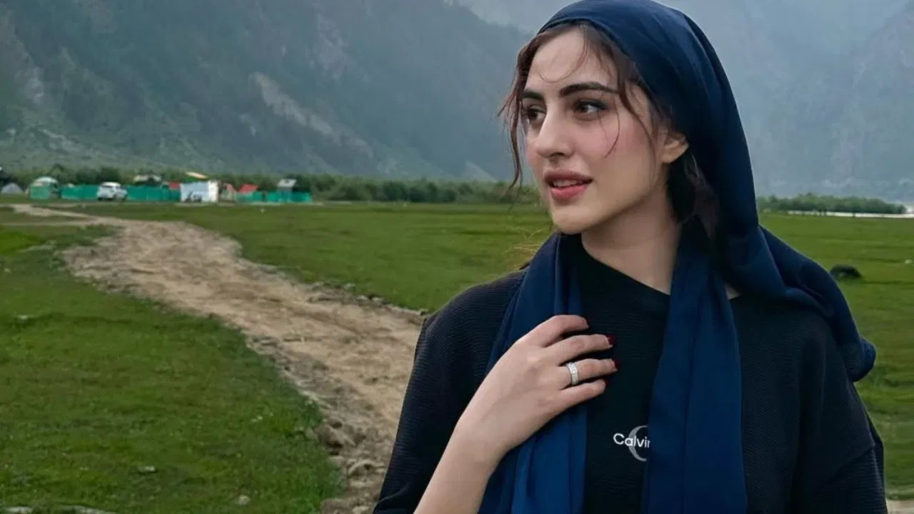  સમરીન કૌર સોશિયલ મીડિયા પર પણ ખૂબ સક્રિય છે, જ્યાં તે વારંવાર તેના ફોટા અને વ્યાવસાયિક અપડેટ્સ તેના ચાહકો સાથે શેર કરે છે. આ જોડાણને કારણે તેના ફેન ફોલોઇંગમાં ઝડપી વધારો થયો છે અને તેની લોકપ્રિયતામાં વધારો થયો છે, ખાસ કરીને યુવા વસ્તીમાં. (ફોટો ક્રેડિટ-google)