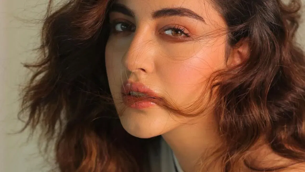 સમરીન કૌર પંજાબી મનોરંજન ઉદ્યોગમાં એક ઉભરતી અભિનેત્રી છે જે ધીમે ધીમે પોતાના માટે એક વિશિષ્ટ સ્થાન બનાવી રહી છે. તેણીએ અનેક મ્યુઝિક વિડીયો સહિત અનેક પ્રોજેક્ટ્સમાં કામ કર્યું છે અને પ્રમાણમાં ટૂંકા ગાળામાં ઉદ્યોગમાં નોંધપાત્ર લોકપ્રિયતા મેળવવામાં સફળ રહી છે.(ફોટો ક્રેડિટ-google)