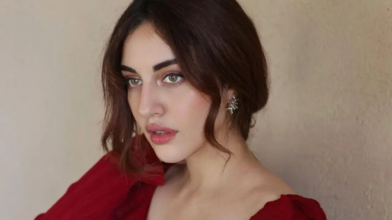 સોશિયલ મીડિયા પર ઝડપથી અટકળો ફેલાઈ ગઈ કે આ "મિસ્ટ્રી ગર્લ" પંજાબી અભિનેત્રી સમરીન કૌર હોઈ શકે છે. ઘણા યુઝર્સે દાવો કર્યો કે ફોટામાં દેખાતું સમરીનના હાથમાં છે તેવું જ ટેટું તે મિસ્ટ્રી ગર્લના હાથમાં છે, જેનાથી અફવાઓને વધુ વેગ મળ્યો.(ફોટો ક્રેડિટ-google)