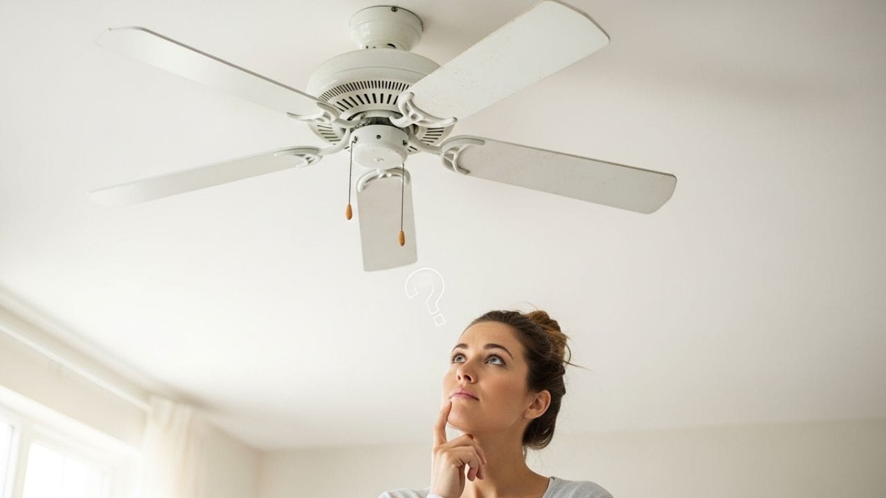 પહેલું કારણ: સ્ટેટિક ઈલેક્ટ્રિસિટીનો જાદુ: જ્યારે પંખો હવામાં ઝડપથી ફરે છે, ત્યારે તેના પાંખિયા હવામાં રહેલા કણો સાથે સતત ઘર્ષણ (Friction) કરે છે. આ ઘર્ષણને કારણે પંખાના કિનારે એક પ્રકારનો ઈલેક્ટ્રિક ચાર્જ પેદા થાય છે, જેને વિજ્ઞાનની ભાષામાં 'સ્ટેટિક ઈલેક્ટ્રિસિટી' કહેવામાં આવે છે. હવામાં ઉડતા ધૂળના રજકણોમાં પણ પોતાનો ચાર્જ હોય છે. જેવો આ કણો પંખાના સંપર્કમાં આવે છે કે તરત જ તે ચુંબકની જેમ પાંખિયાના કિનારે ચોંટી જાય છે.