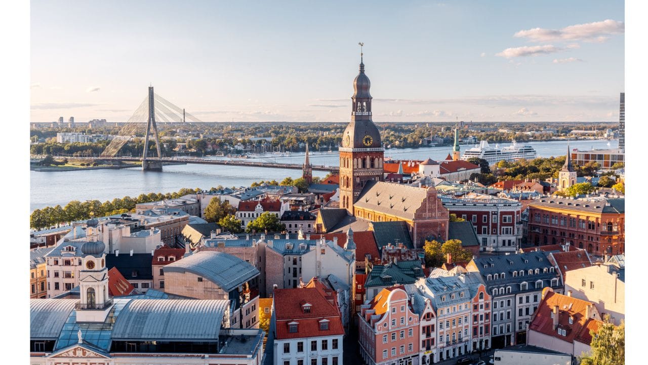 યુરોપના સૌથી સુંદર દેશોમાંના એક, લાતવિયાની કુલ વસ્તી આશરે 1.8 મિલિયન છે, પરંતુ અહીં વસ્તી ગણતરી થોડી જટિલ છે. 2026 ના તાજેતરના ડેટા અનુસાર, દર 100 પુરુષો માટે આશરે 116 સ્ત્રીઓ છે. ટકાવારીની દ્રષ્ટિએ, સ્ત્રીઓ કુલ વસ્તીના 53.5 ટકાનું પ્રતિનિધિત્વ કરે છે, જ્યારે પુરુષો ફક્ત 46.5 ટકા છે. ( Credits: Getty Images )