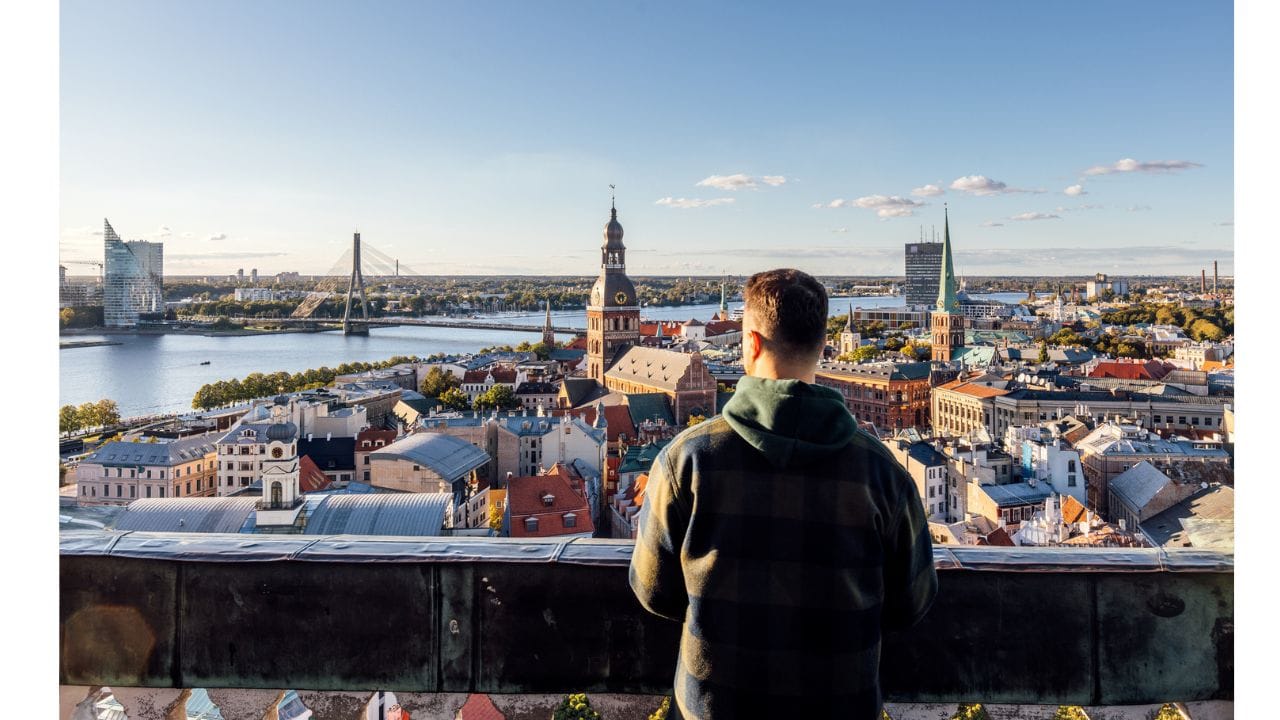 આ તફાવત આશરે 1.3 લાખ છે, જે એક નાના દેશ માટે સામાજિક દ્રષ્ટિકોણથી એક મહત્વપૂર્ણ આંકડો માનવામાં આવે છે. રસપ્રદ વાત એ છે કે, લાતવિયામાં, 20 થી 30 વર્ષની ઉંમર સુધી પુરુષો અને સ્ત્રીઓની સંખ્યા લગભગ સમાન રહે છે. વાસ્તવિક સમસ્યા ૩૦ વર્ષની ઉંમર પછી શરૂ થાય છે.( Credits: Getty Images )