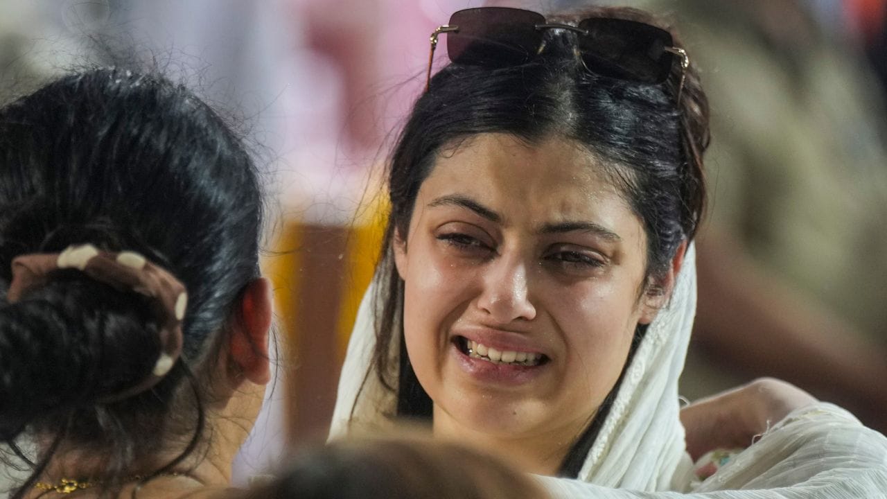 ફેમસ પ્લેબેક સિંગર આશા ભોંસલે શનિવારના રોજ બ્રીચ કેન્ડી હોસ્પિટલમાં દાખલ કરવામાં આવ્યા હતા. ત્યારબાદ 12 એપ્રિલ રવિવારના રોજ તેનું નિધન થયું હતુ. તો ચાલો આજે જાણીએ કોણ છે આશા ભોંસલેની પૌત્રી જનાઈ અને શું કરે છે.