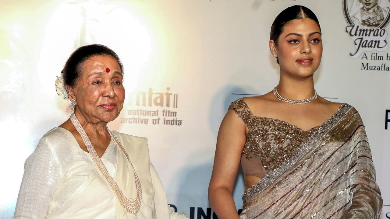 જનાઈ આંત્રપ્રેન્યોર પણ છે. તેમણે થોડા સમય પહેલા જનાઈ નામથી એક એપલ પ્રીમિયમ રીસેલર સ્ટોર શરુ કર્યો હતો.આશા ભોંસલે એક ઈન્ટરવ્યુમાં કહી ચૂક્યા છે કે, તે મારાથી પણ વધારે ટેલેન્ટેડ છે.