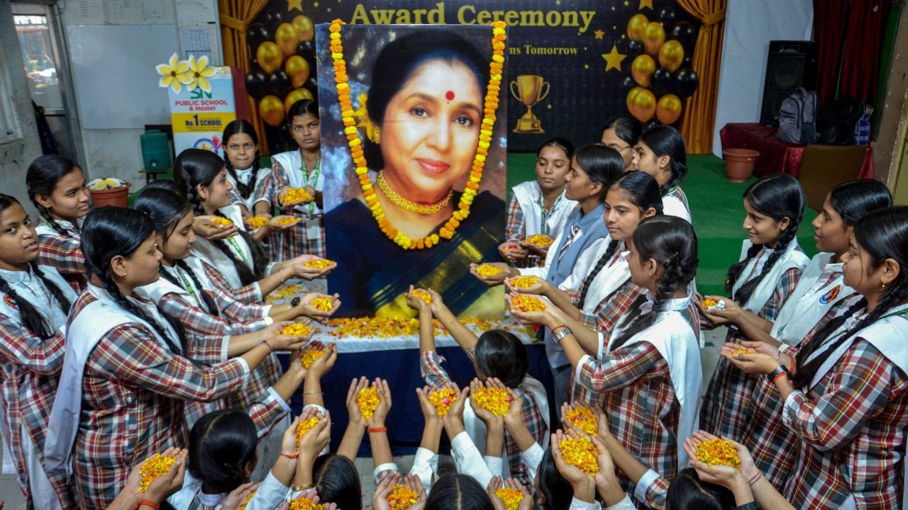 જનાઈ પણ તેની દાદી આશા ભોંસલેને ખુબ પ્રેમ કરતી હતી. આશા ભોંસલેના નિધન બાદ જનાઈએ પહેલી પોસ્ટ શેર કરી હતી અને લખ્યું હતુ કે, ગુડબાય લવ, લવ ઓફ માય લાઈફ