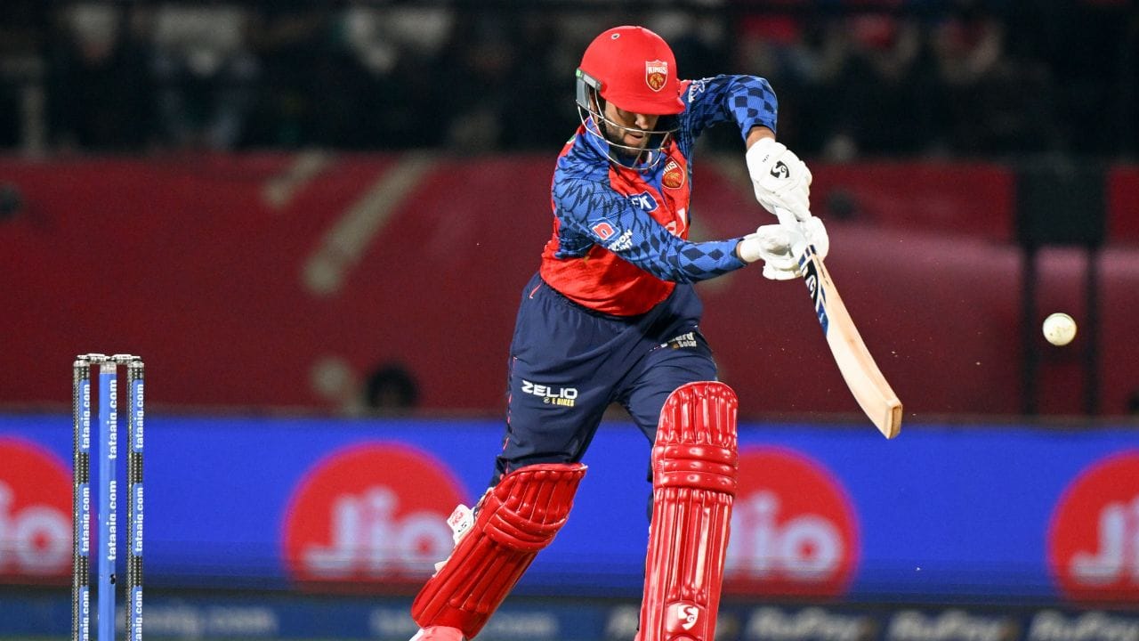 IPL 2026ની પહેલી સાત મેચમાં પંજાબ કિંગ્સે છ મેચ જીતી હતી અને એક મેચ રદ કરવામાં આવી હતી. તે સમયે, એવું જોવામાં આવી રહ્યું હતું કે પંજાબ ફક્ત પ્લેઓફ માટે ક્વોલિફાય થશે જ નહીં, પરંતુ ટોચના બે સ્થાનો પર પણ રહેશે.