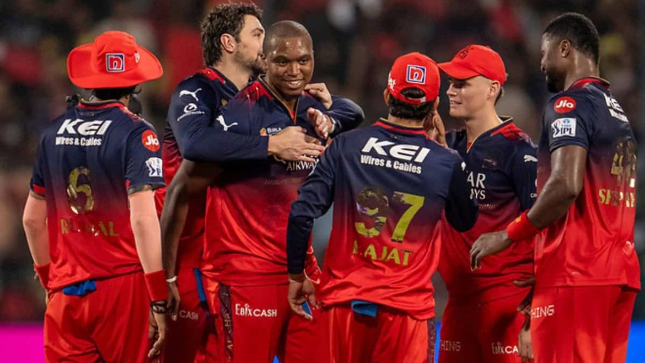 જો RCB ટીમ 3 અથવા તમામ 4 મેચ જીતી જાય તો ટોપ-2માં સ્થાન મેળવવાની પણ મજબૂત શક્યતા રહેશે. પરંતુ જો બાકીની ચારેય મેચ હારી જાય તો 12 પોઇન્ટ સાથે ટીમ બાહર થઈ જશે.