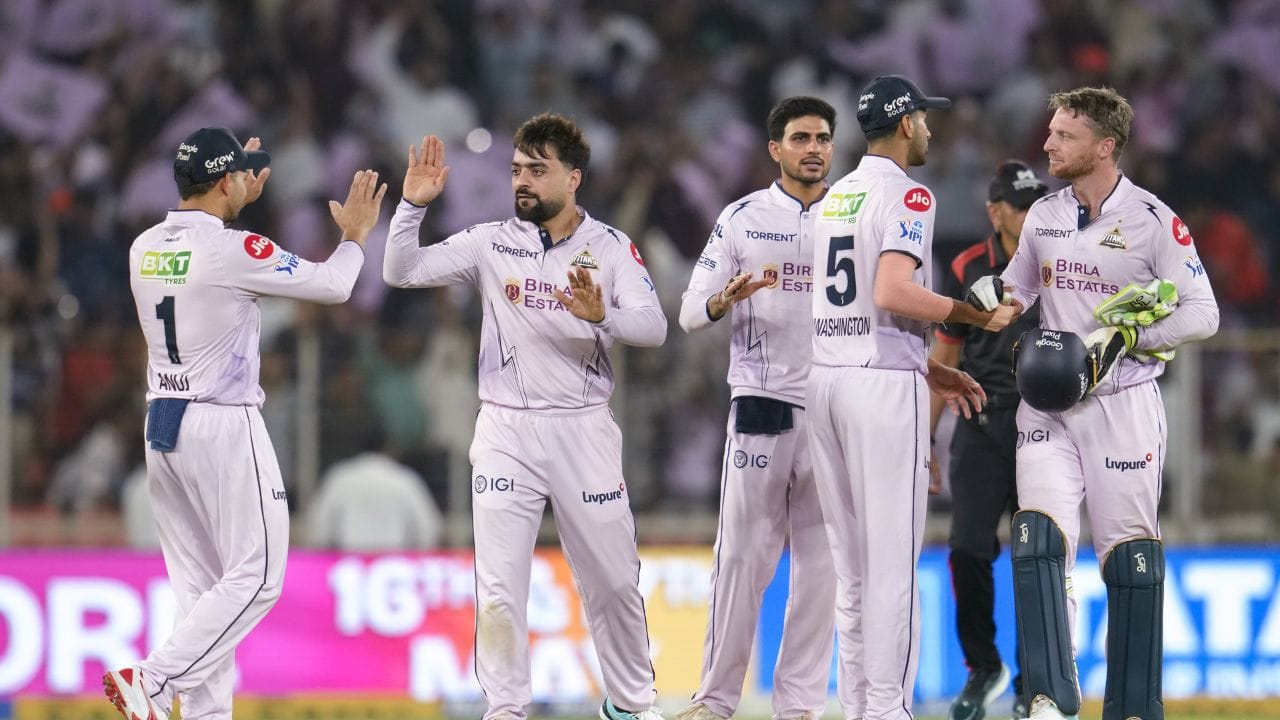IPL 2026, પ્લેઓફ માટે ટીમોમાં ભારે ટક્કર જોવા મળી રહી છે. આ સિઝનમાં મજબૂત શરૂઆત બાદ કેટલીક ટીમોએ તેમનો સારો પરફોર્મન્સ ગુમાવ્યો છે.