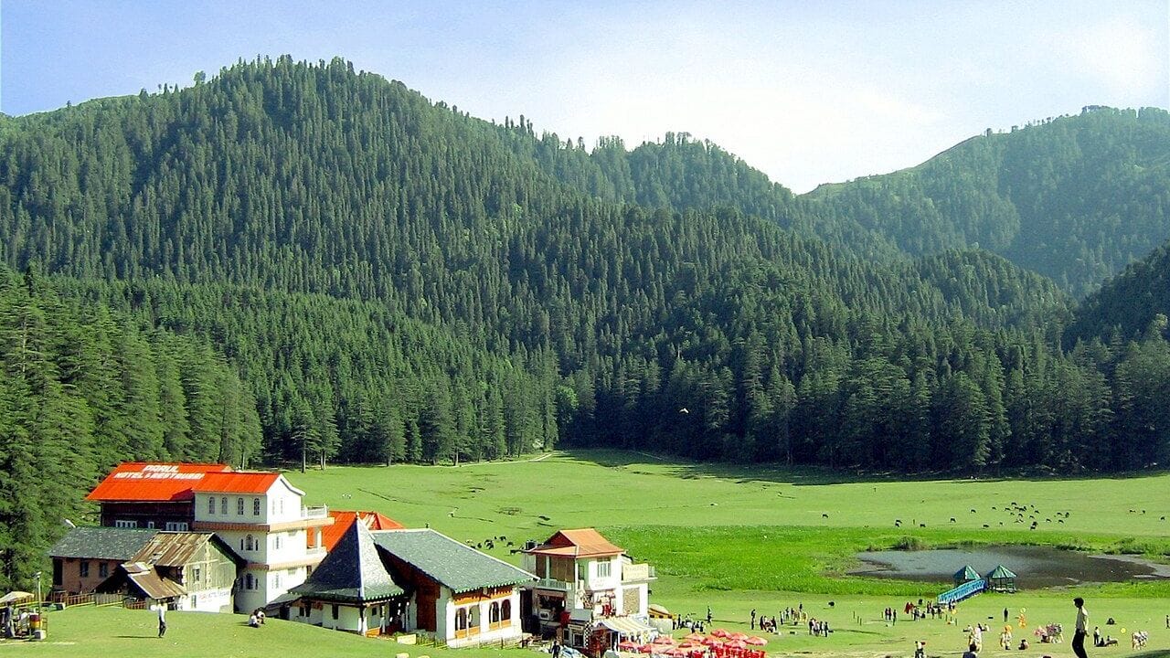 હિમાચલ પ્રદેશના ખજ્જિયારને (Khajjiar) ભારતનું મીની સ્વિટ્ઝર્લૅન્ડ કહેવામાં આવે છે. આ સ્થળ એટલું સુંદર છે કે તમને એવું લાગશે કે તમે કોઈ વિદેશી સ્વિટ્ઝર્લૅન્ડમાં છો. દેવદારના જંગલો, લીલાછમ ખેતરો અને સુંદર તળાવ આ સ્થળને અત્યંત ખાસ બનાવે છે. શાંત વાતાવરણ અને ઠંડા પવન પ્રવાસીઓને આકર્ષિત કરે છે.
