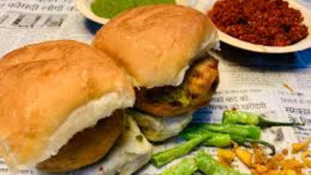 મુંબઈની સ્થાનિક બેકરીઓ દ્વારા ભાવ પાઉંમાં નોંધપાત્ર વધારો કરવામાં આવ્યો છે. જે પાઉં પહેલા 3 રૂપિયાનો હતો તે હવે 4થી 5 રૂપિયીનો થયો છે.
