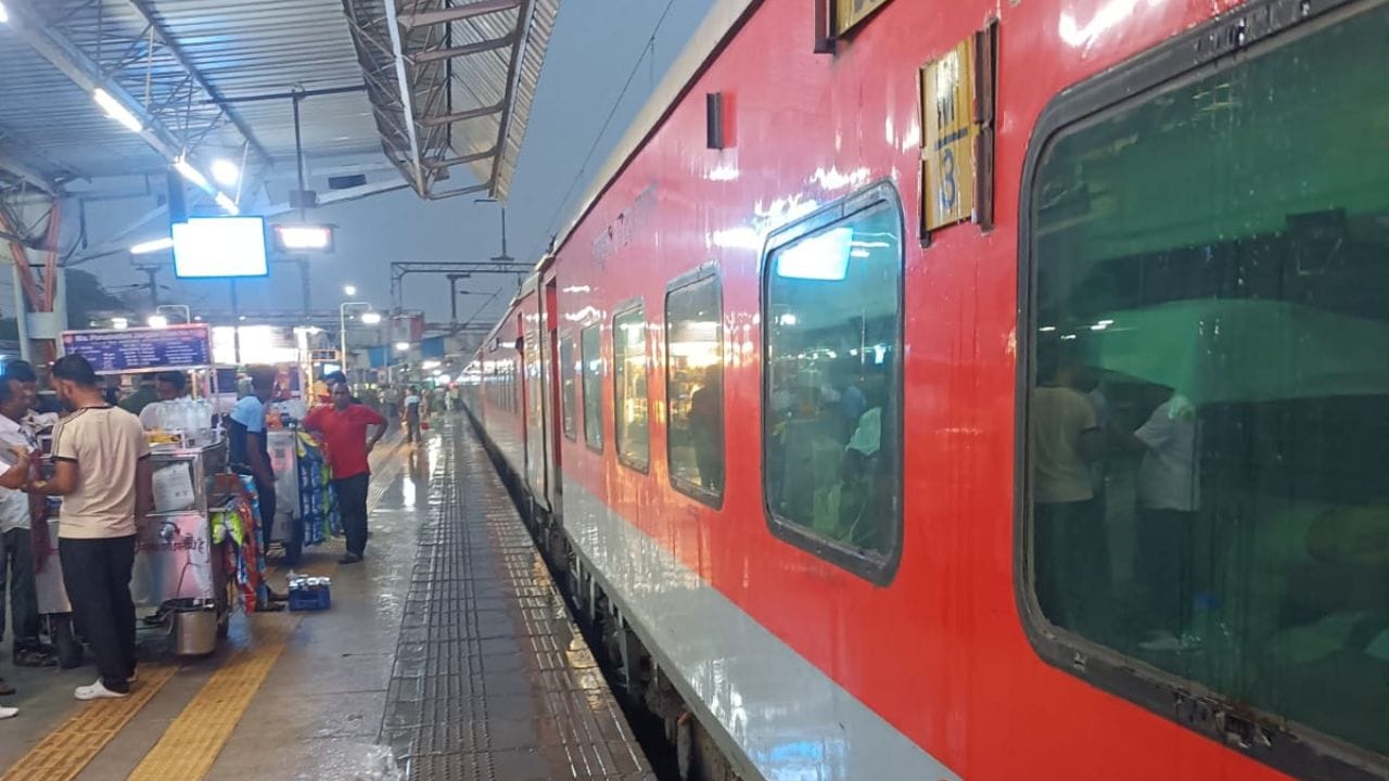ભારતીય રેલવેએ નાણાકીય વર્ષ 2025-26માં 6000 કરોડ રૂપિયાના લક્ષ્યાંક સામે, 6813.86 કરોડ રૂપિયાનું સ્ક્રેપ વેચાણ કર્યું છે. જે નોંધપાત્ર કાર્યક્ષમતા સાથે નિર્ધારિત બેન્ચમાર્કને વટાવી ગયું.