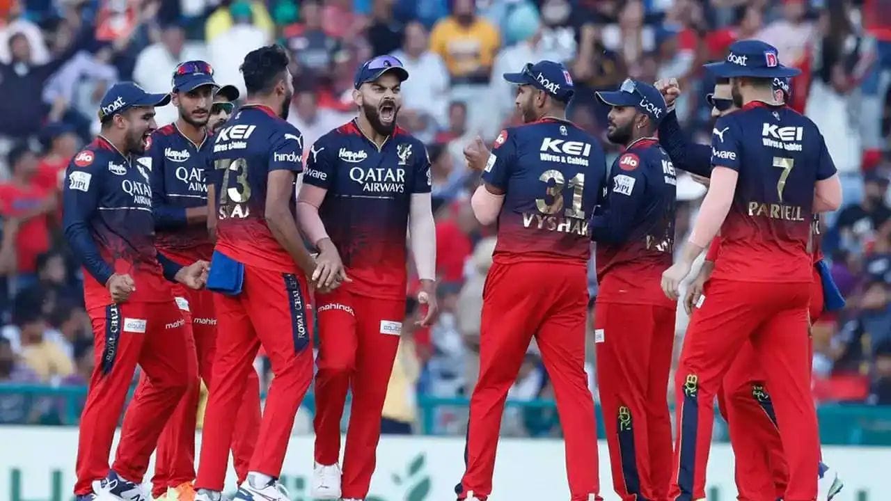 KKR સામેની જીત બાદ RCB માટે પ્લેઓફમાં પહોંચવાનો રસ્તો લગભગ હવે સાફ દેખાઈ રહ્યો છે. RCBને હજી પંજાબ કિંગ્સ અને સનરાઇઝર્સ હૈદરાબાદ સામે બે મેચ રમવાની બાકી છે. જો તેમાંથી એક મેચ પણ જીતી લે તો તેનું પ્લેઓફ સ્થાન લગભગ પાક્કું થઈ જશે.