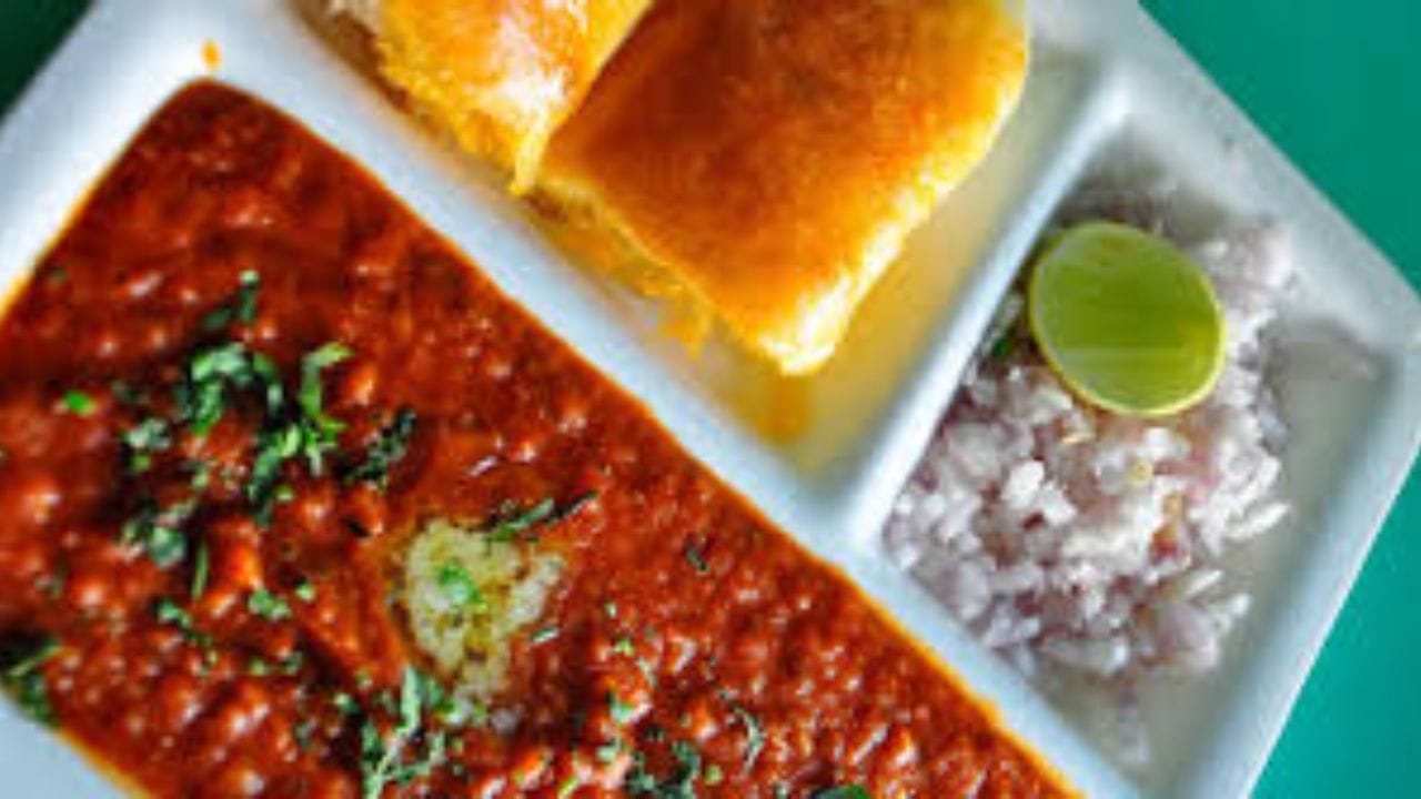 મુંબઈમાં, પાઉં સામાન્ય રીતે પેકેટ દ્વારા વેચાય છે. 1 પેકેટમાં 12 નંગ હોય છે. આ 12 નંગના પેકેટની કિંમતમાં હવે નોંધપાત્ર વધારો થયો છે.