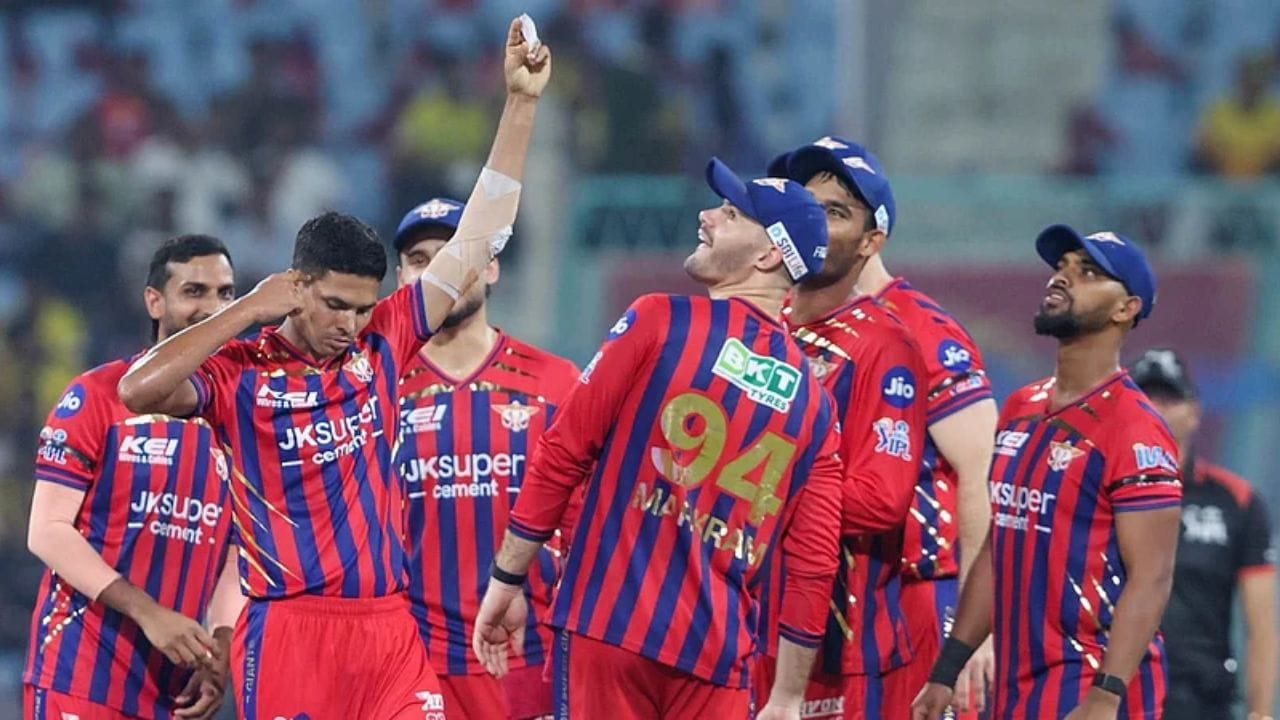 અંતિમ ચારમાં ફક્ત એક જ સ્થાન બાકી છે અને ત્યાં પહોંચવા માટે, PBKSને આજે 23મે LSG ને હરાવવાની જરૂર પડશે. એટલું જ નહીં પરંતુ પ્રાર્થના કરવી પડશે કે મુંબઈ ઈન્ડિયન્સ (MI) રવિવારે રાજસ્થાન રોયલ્સ (RR) ને હરાવે. જો આજે 23મેના રોજ પંજાબ કિંગ્સની લખનૌ સામે હાર થાય તો PBKSની ફ્લેઓફની રેસમાંથી બહાર થઈ જશે. 