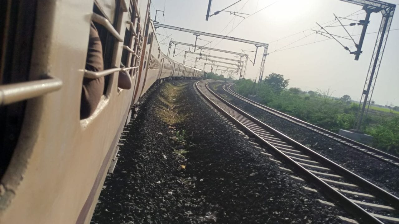 પાછલા નાણાકીય વર્ષ 2024-25માં ભારતીય રેલવેએ 5400 કરોડ રૂપિયાના લક્ષ્યાંકને વટાવીને 6641.78 કરોડ રૂપિયાના ભંગાર વેચાણ પ્રાપ્ત કર્યું હતું.