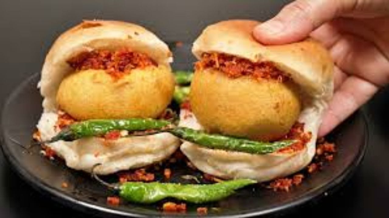 પાઉં મુંબઈના રોજિંદા જીવનનો એક મહત્વપૂર્ણ ભાગ છે. મજૂરોથી લઈને કોર્પોરેટ કર્મચારીઓ સુધી દરેક વ્યક્તિ ઓછી કિંમતે પોતાની ભૂખ સંતોષવા માટે તેના પર આધાર રાખે છે.