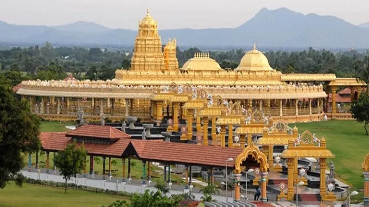 ત્યારબાદ તમિલનાડુના વેલ્લોરમાં આવેલું લક્ષ્મી નારાયણી સુવર્ણ મંદિર છે. જે તેની તેજસ્વીતા માટે વિશ્વભરમાં પ્રખ્યાત છે. આ મંદિરને સુવર્ણ મંદિર પણ કહેવામાં આવે છે કારણ કે આ મંદિરની સ્થાપત્ય રચના 1.5 ટનથી વધુ સોનાના ચાદરથી મઢેલી છે. રાત્રે મંદિર પર પ્રકાશ પડે છે ત્યારે તેની સુંદરતા મનમોહક બની જાય છે.