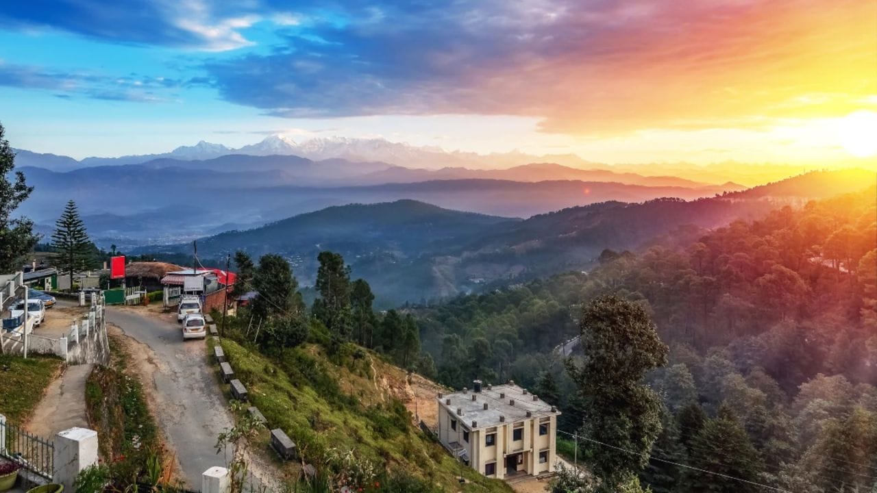 ઉત્તરાખંડમાં આવેલું કૌસાની (Kausani) એક ખૂબ જ સુંદર હિલ સ્ટેશન છે. કૌસાની તેના પ્રાકૃતિક સૌંદર્ય માટે જાણીતું છે. અહીંથી સૂર્યાસ્તનો સુંદર નજારો દેખાય છે. ઉનાળામાં અહીંનું હવામાન ઠંડુ હોય છે.