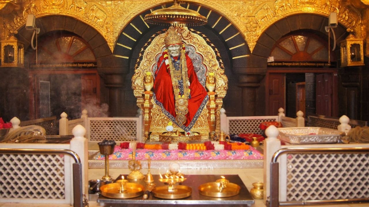 મહારાષ્ટ્રમાં શિરડી સાંઈ બાબા મંદિરને પણ દેશના સૌથી ધનિક ધાર્મિક સ્થળોમાંનું એક માનવામાં આવેલું છે. બધા ધર્મોના લોકો અહીં ભક્તિભાવથી આવે છે. શિરડી સાંઈ બાબા મંદિરના ખજાનામાં કરોડો રૂપિયાનું સોનું, ચાંદી અને કિંમતી પથ્થરો છે. ભક્તો સાંઈ બાબાને સોનાના મુગટ, હાર અને કિંમતી વસ્તુઓ ચઢાવે છે. એવું કહેવાય છે કે અહીં દર વર્ષે કરોડો રૂપિયાનું દાન આવે છે.