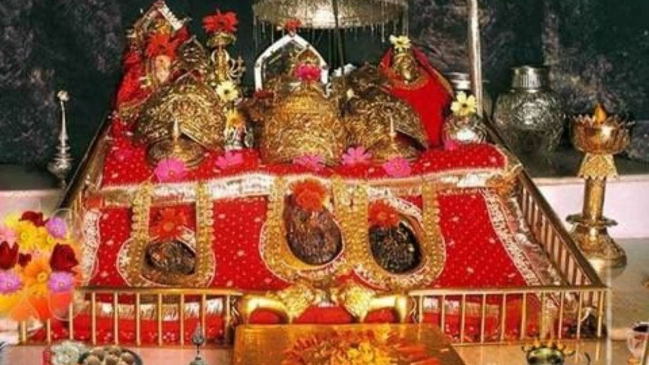 ભારતના આ મંદિરો ફક્ત તેમના સોના અને ચાંદીને કારણે જ પ્રસિદ્ધ નથી, પરંતુ લાખો લોકોની શ્રદ્ધા અને માન્યતાને કારણે પણ સમૃદ્ધ છે. હિન્દુ ધર્મમાં, સોનાને માતા લક્ષ્મીજીનું પ્રતીક માનવામાં આવેલું છે અને શુભ સમારોહમાં સોનાનો ઉપયોગ થાય છે. આ જ કારણ છે કે ભક્તો તેમની ભક્તિના પ્રતીક તરીકે મંદિરોમાં સોના અને ચાંદીનું દાન કરે છે.
