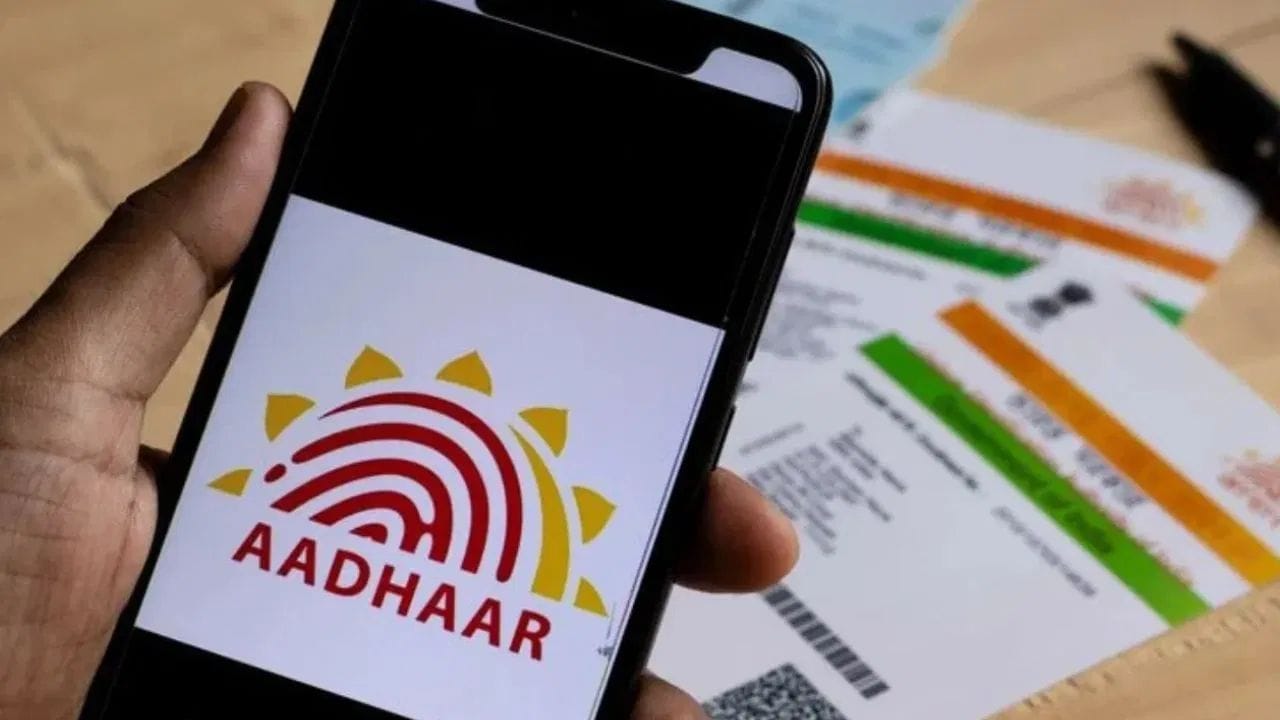 ભારતીય વિશિષ્ટ ઓળખ સત્તામંડળ એટલે કે UIDAI એ આધાર કાર્ડ બનાવવા અને તેમાં સુધારા કરવા માટેની પ્રક્રિયામાં મોટા ફેરફારો કર્યા છે. નવી વ્યવસ્થા હેઠળ હવે ઓળખ, સરનામું, સંબંધ અને જન્મ તારીખના પુરાવા તરીકે પહેલા કરતા વધુ દસ્તાવેજોને માન્યતા આપવામાં આવી છે. આ ફેરફારનો મુખ્ય હેતુ આધાર કાર્ડ સંબંધિત કામગીરીને વધુ સરળ અને ઝડપી બનાવવાનો છે.