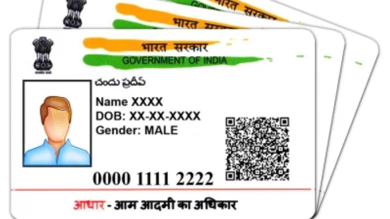 બાળકો અને વાલીઓ માટે રાહત: UIDAI એ બાળકોના આધાર એનરોલમેન્ટ માટેના નિયમો વધુ સ્પષ્ટ કર્યા છે. 5 વર્ષથી નાના અને 5 થી 18 વર્ષ સુધીના સગીરો માટે દસ્તાવેજોની નવી શ્રેણી નક્કી કરવામાં આવી છે. ખાસ કરીને કાયદેસરના વાલીઓ (Legal Guardians) દ્વારા રજૂ કરવામાં આવતા દસ્તાવેજોને હવે વધુ પ્રાધાન્ય મળશે. આ ઉપરાંત ચાઈલ્ડ કેર સંસ્થાઓમાં રહેતા બાળકો માટે જિલ્લા બાળ સુરક્ષા અધિકારી દ્વારા જારી કરાયેલ પ્રમાણપત્ર પણ માન્ય ગણાશે.