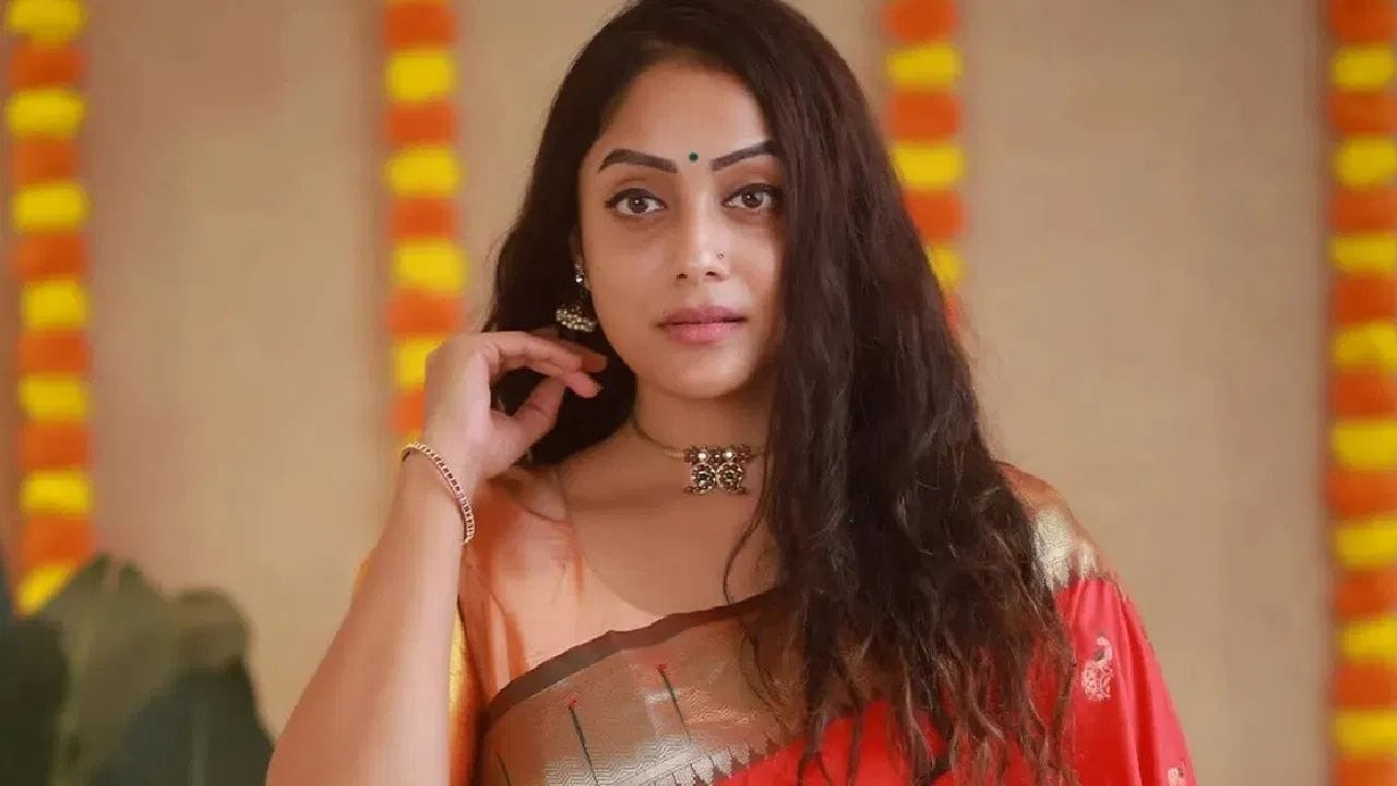 અભિનેત્રી અને મોડેલ Abhirami Venkatachalam આ દિવસોમાં ખાસ કરીને ચર્ચામાં છે. પોતાના સ્પષ્ટ અને નિડર વલણને કારણે તે ફરી એકવાર હેડલાઇન્સમાં આવી છે. અભિનેત્રીએ તાજેતરમાં કેટલાક સબ્સ્ક્રાઇબર્સ દ્વારા અશ્લીલ સામગ્રીની માંગ કરવામાં આવતા ખુલ્લેઆમ પોતાનો રોષ વ્યક્ત કર્યો હતો.