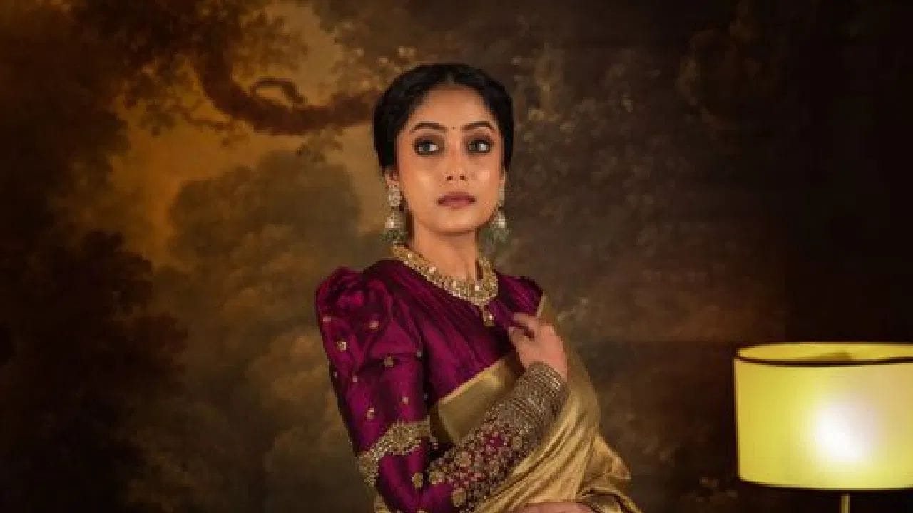 અભિરામીએ તાજેતરમાં એક ખાસ સબ્સ્ક્રિપ્શન આધારિત પેજ શરૂ કર્યું છે, જ્યાં તે એક્સક્લૂઝિવ ફોટોઝ, ક્રિએટિવ પોસ્ટ્સ અને અન્ય અનોખું કન્ટેન્ટ શેર કરે છે. આ સેવા માટે તેણે દર મહિને ₹399 ફી રાખી છે. અહેવાલો અનુસાર, અત્યાર સુધીમાં 700થી વધુ લોકોએ તેના પેજને સબ્સ્ક્રાઇબ કર્યું છે. જોકે, કેટલાક સબ્સ્ક્રાઇબર્સ તરફથી મળતી અયોગ્ય માંગણીઓને લઈને અભિનેત્રી નિરાશ જોવા મળી હતી.