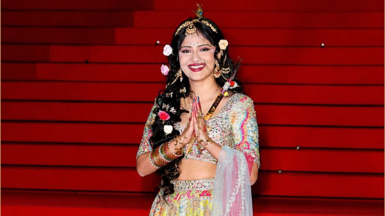 સાન્યાના દેખાવનું સૌથી આકર્ષક પાસું રાધા રાણીથી પ્રેરિત તેનો સ્ટાઇલિંગ અવતાર હતો. અભિનેત્રીએ તેની લાંબી વેણીને તાજા ફૂલો અને ચમકતી સુશોભન લાઇટ્સથી શણગારેલી હતી. પરંપરાગત રીતે શુદ્ધતા, શાંતિ અને દૈવી સ્ત્રી ઉર્જાના પ્રતીક તરીકે માનવામાં આવતા તત્વો. માથા પટ્ટી, બંગડીઓ, નથ અને અન્ય પરંપરાગત ઘરેણાંના પહેર્યા હતા. હાથમાં વાંસળી પકડીને, સાન્યા ઠાકુરે રાધા રાણીની દિવ્યતાને જીવંત બનાવી, જેનાથી આંતરરાષ્ટ્રીય મંચ પર સનાતન ધર્મની આધ્યાત્મિક સુંદરતા પ્રદર્શિત થઈ.