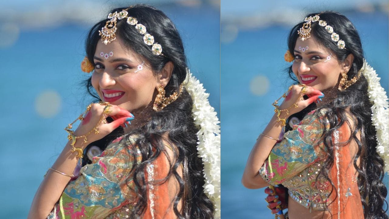 કાન્સ ફિલ્મ ફેસ્ટિવલ 2026 ના ગ્લેમરસ વાતાવરણ વચ્ચે, બોલીવુડ અભિનેત્રી સાન્યા ઠાકુરે પોતાની અનોખી આધ્યાત્મિક અને વિશિષ્ટ શૈલીથી વિશ્વનું ધ્યાન ખેંચ્યું છે. સાન્યા ઠાકુર જેમણે સુપર 30 અને સ્પાય જેવી ફિલ્મોમાં પોતાની અભિનય કુશળતા દર્શાવી છે. આ વખતે સનાતન સંસ્કૃતિ માટે વૈશ્વિક રાજદૂત તરીકે સેવા આપવા માટે પ્રતિષ્ઠિત આંતરરાષ્ટ્રીય રેડ કાર્પેટ પર ગઈ, જેમાં રાધા રાણીના લુકમાં જોવા મળી હતી.