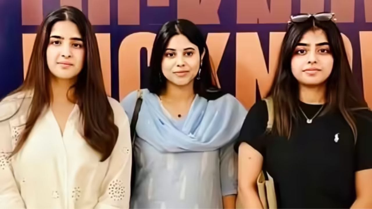 IPL હવે માત્ર ક્રિકેટ પૂરતું સીમિત રહ્યું નથી, પરંતુ ફેશન અને સેલિબ્રિટી કલ્ચરનું પણ મોટું પ્લેટફોર્મ બની ગયું છે. સ્ટેડિયમમાં સેલિબ્રિટીઓની હાજરી અને તેમનો સ્ટાઇલિશ અંદાજ હંમેશા ચર્ચામાં રહેતો હોય છે. અખિલેશ યાદવની દીકરીઓની આ તસવીરો પણ સોશિયલ મીડિયામાં વાયરલ થઇ હતી અને તેમની ફેશન ટ્રેન્ડ થઈ હતી. (PC:X/INSTAGRAM)