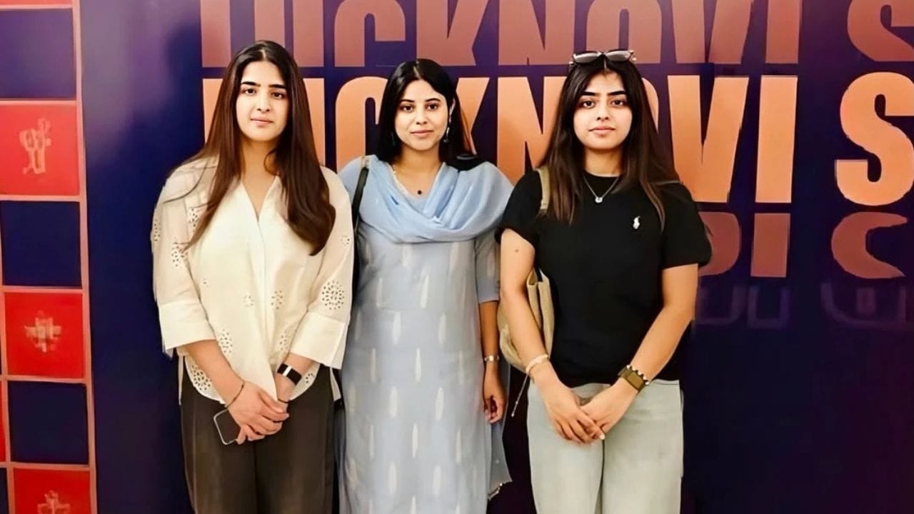 IPL મેચ દરમિયાન સમાજવાદી પાર્ટીના નેતા અખિલેશ યાદવની દીકરીઓ અદિતિ અને ટીના યાદવનો સ્ટાઇલિશ અંદાજ સોશિયલ મીડિયા પર ચર્ચાનો વિષય બન્યો છે. 