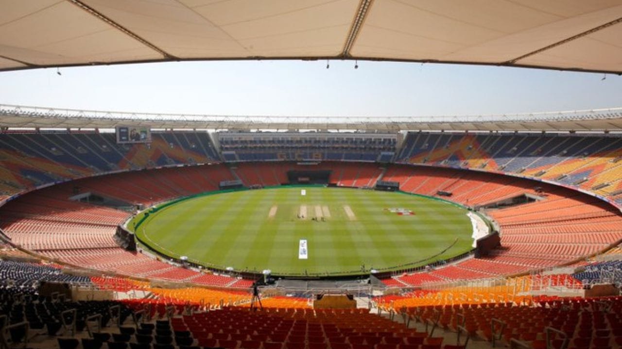 IPL 2026ની ફાઇનલ 31 મે, 2026 ના રોજ અમદાવાદના નરેન્દ્ર મોદી સ્ટેડિયમ ખાતે રમાશે. આઈપીએલની ફાઈનલમાં રોયલ ચેલેન્જર્સ બેંગ્લોરની એન્ટ્રી થઈ ચૂકી છે. હવે રાજસ્થાન રોયલ્સ અને ગુજરાત ટાઈટન્સ બંન્નેમાંથી જે ટીમ જીતશે. તે અમદાવાદમાં આઈપીએલની ફાઈનલ આરસીબી સામે રમશે.