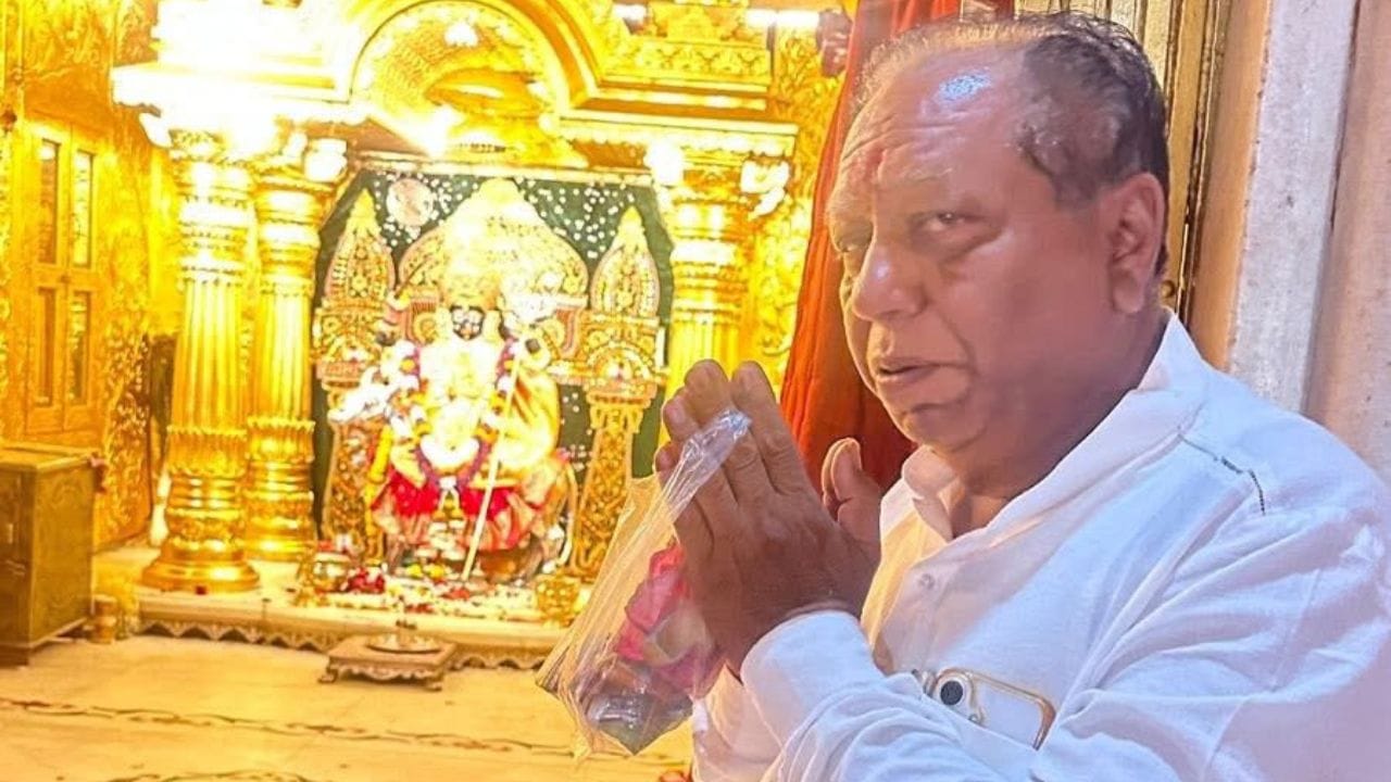 એફિડેવિટ મુજબ હિતેશ બારોટ પાસે કુન્ડાલ, લીલાપુર, ઓગણજ, ધામતવન, બોરીસણા અને બોડકદેવ સહિતના વિસ્તારોમાં કુલ 1,04,475 ચોરસ મીટર ખેતીની જમીન છે. તે ઉપરાંત તેમના નામે કુન્ડાલ, થલતેજ, નંદોલ, દહેગામ, ગોરજ અને મગોડી વિસ્તારોમાં કુલ 1,06,753 ચોરસ મીટર બિનખેતીની જમીન નોંધાયેલી છે. હિતેશ બારોટ પાસે કુલ 551.15 ચોરસ મીટર કોમર્શિયલ પ્રોપર્ટી પણ છે. જેમાં બોડકદેવના મિલી કોમ્પ્લેક્ષમાં આવેલી દુકાન અને PVR અરવિંદ રાણીપની મિલકતનો સમાવેશ થાય છે.